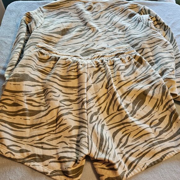 2-Piece. So Cute!! Oli Viv Tiger Print Hoody/Shorts Set. Size 2X - Picture 4 of 6